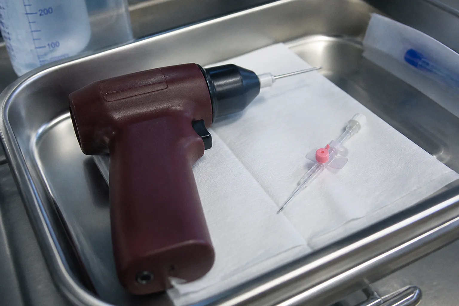 Voie intra-osseuse ou cathéter périphérique en urgence ?